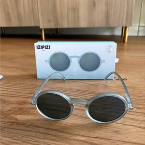 IZIPIZI Women's Round Sunglasses - Gray